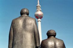 Skulpturgruppe Karl Marx und Friedrich Engels mit Berliner Fernsehturm ©2018 Astrid Gaeckler